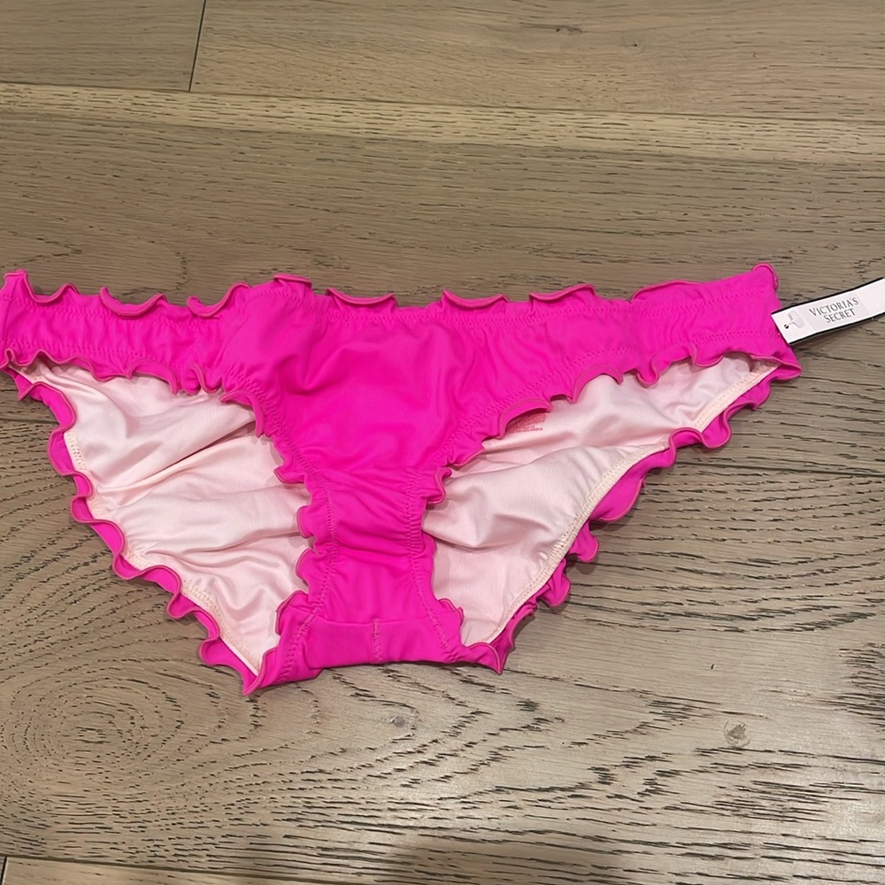 Victoria Secret ruffle cheeky bottoms size medium